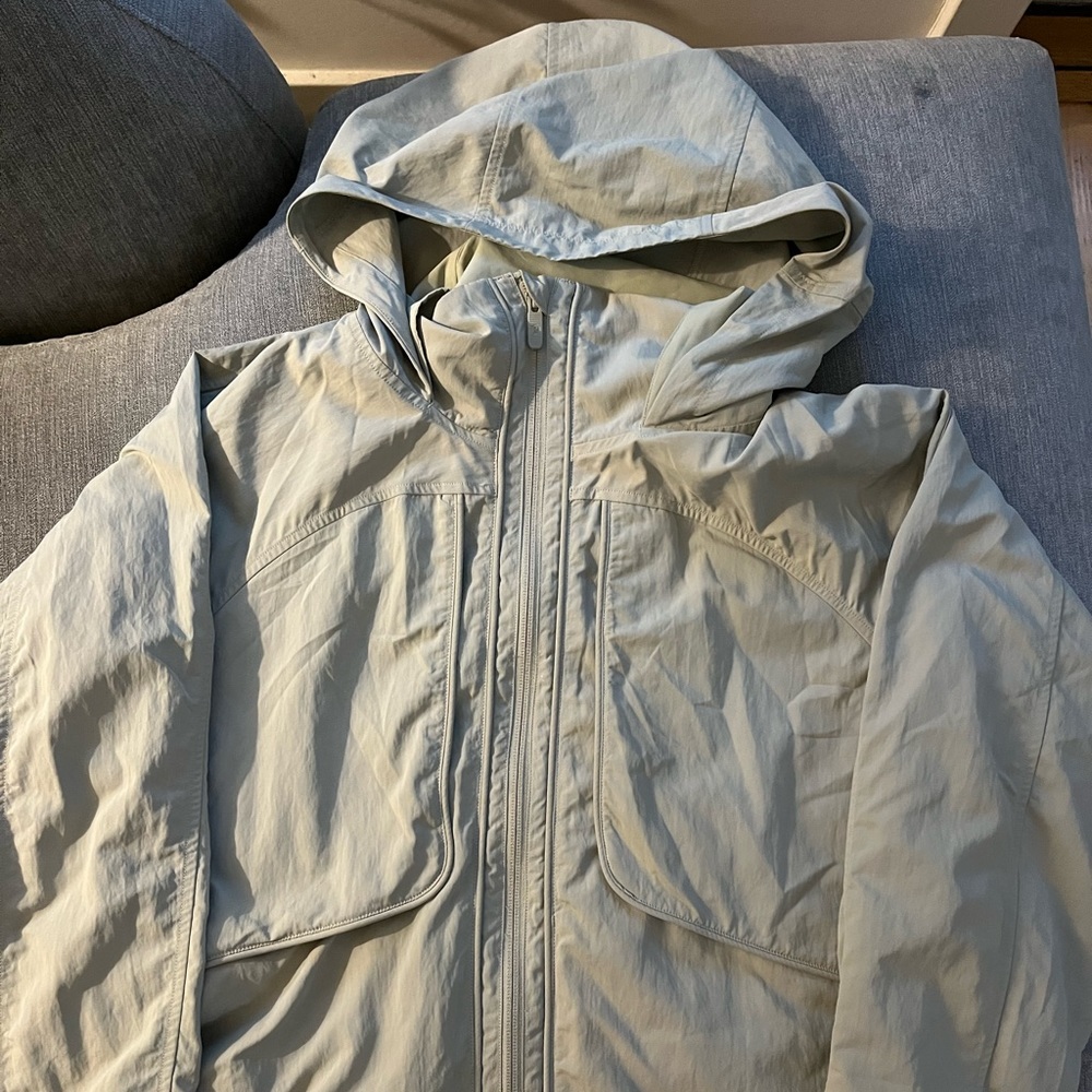 Lululemon windbreaker / raincoat